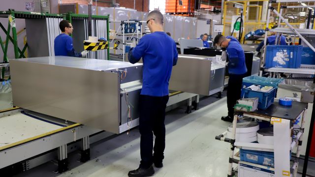 Imagem referente a notícia: Com 24,8 mil vagas, Agências do Trabalhador auxiliam paranaenses a assinar a carteira