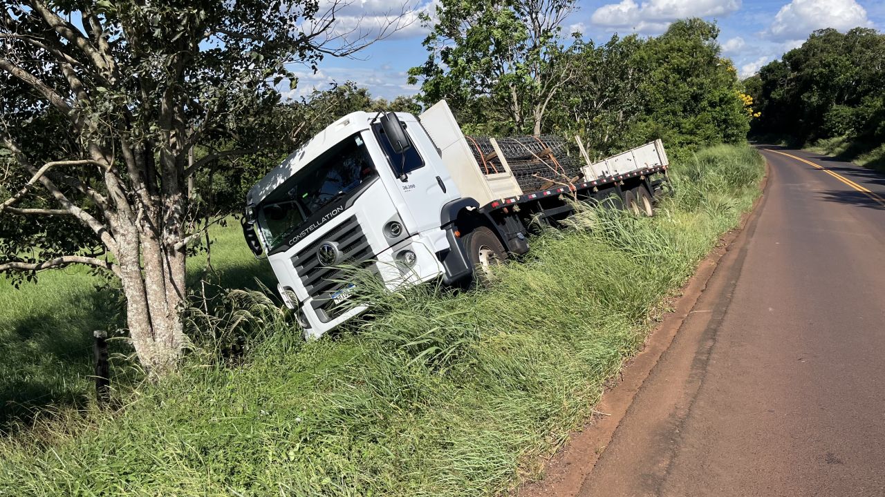 Caminhão sai da pista e fica em situação de risco de tombamento na PR-573
