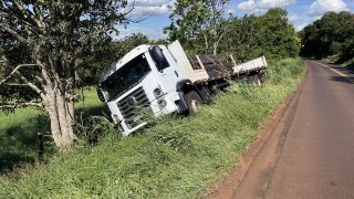 Imagem referente a notícia: Caminhão sai da pista e fica em situação de risco de tombamento na PR-573