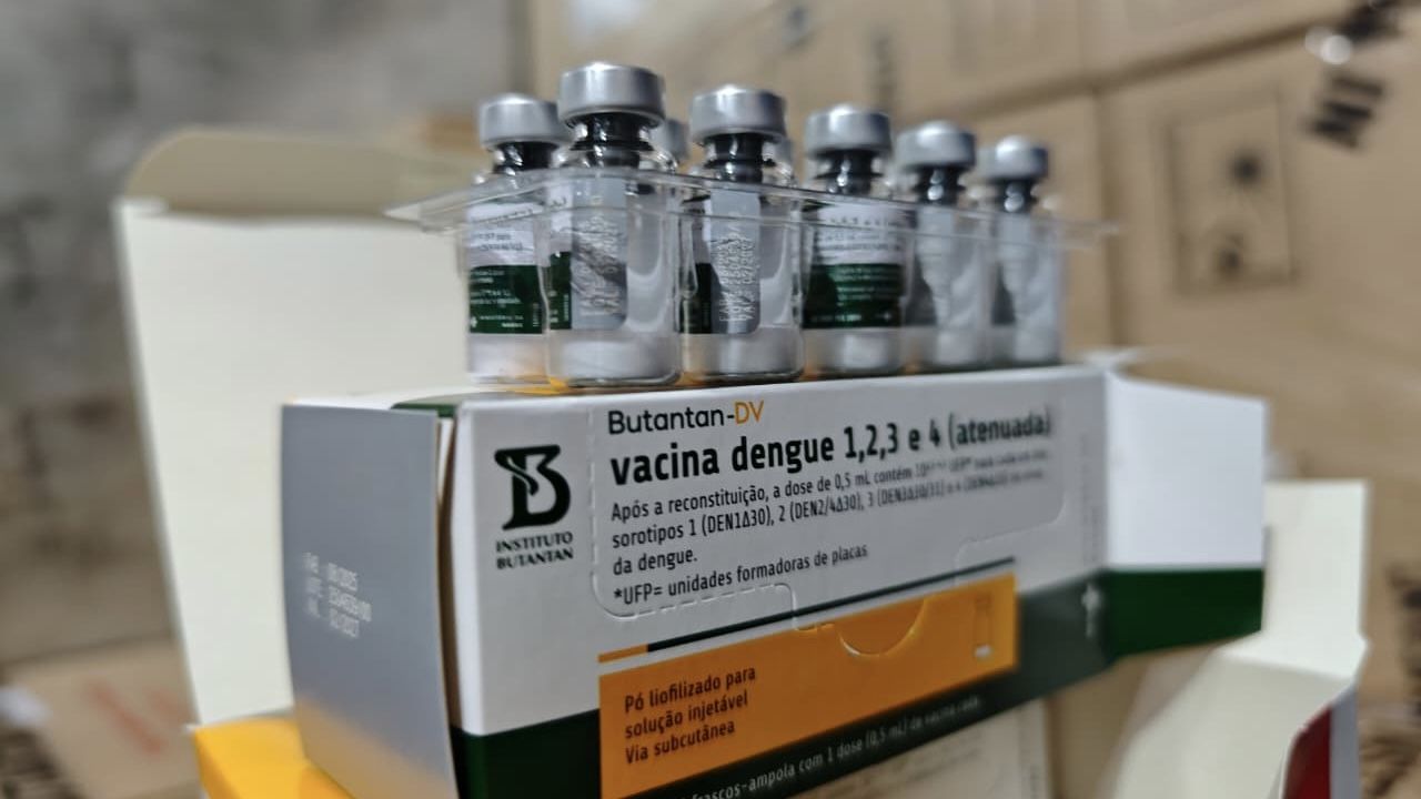 Paraná inicia entrega de vacinas contra dengue e amplia proteção de profissionais de saúde