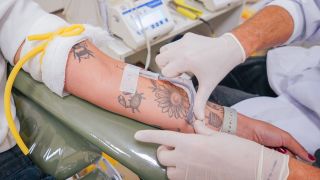 Imagem referente a notícia: Com queda nos estoques, Hemepar convoca doadores de sangue tipos O+ e O-