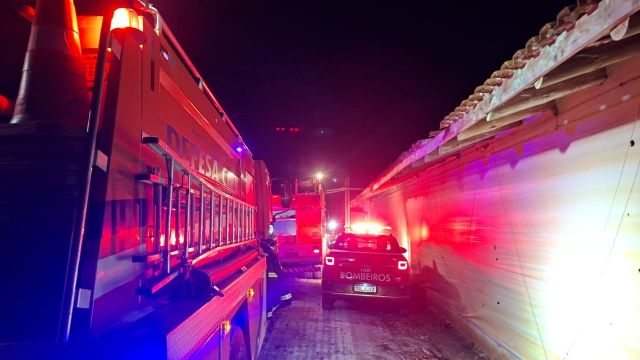 Imagem referente a notícia: Defesa Civil de Corbélia apoia combate a incêndio em aviário em Cafelândia