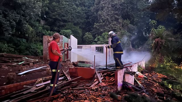 Imagem referente a notícia: Defesa Civil é acionada para incêndio em chácara próxima ao Jardim Juliana