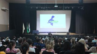 Imagem referente a notícia: Escola de Governo é encerrada com palestra motivacional e participação de servidores em Corbélia