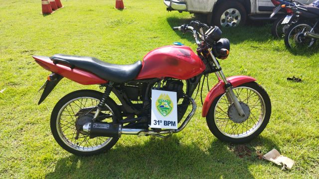 Imagem referente a notícia: Moto irregular é apreendida e condutor sem habilitação é flagrado em Corbélia