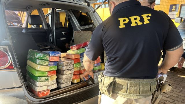 Imagem referente a notícia: Mãe e filho são presos com 70 kg de drogas em abordagem da PRF em Ubiratã