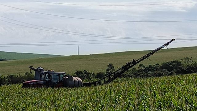 Tratorista é resgatado após máquina encostar em rede elétrica na zona rural de Nova Aurora