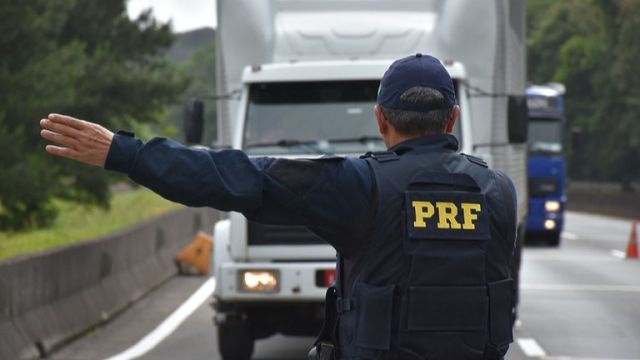 Imagem referente à notícia: PRF intensifica fiscalização com Operação Semana Santa 2026 no Paraná