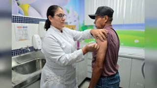 Imagem referente a notícia: Estado vacina 597 mil pessoas contra gripe e reforça convocação de grupos prioritários