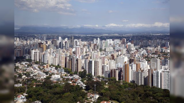 Setor de serviços e turismo do Paraná crescem acima da média nacional nos últimos 12 meses