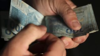 Imagem referente a notícia: Caixa e BB liberam abono salarial para nascidos em março e abril