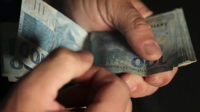 Caixa e BB liberam abono salarial para nascidos em março e abril