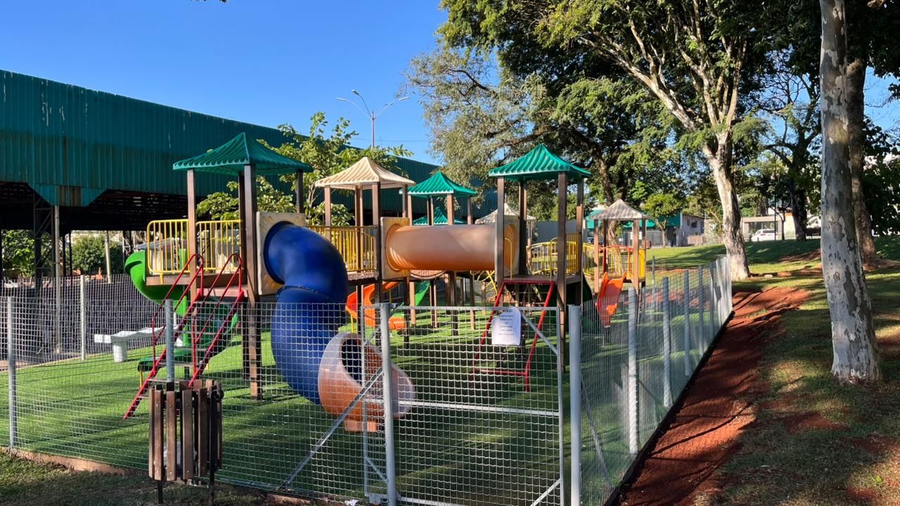 Parquinho é instalado na Praça Paraguai e estará disponível para uso a partir desta quinta-feira