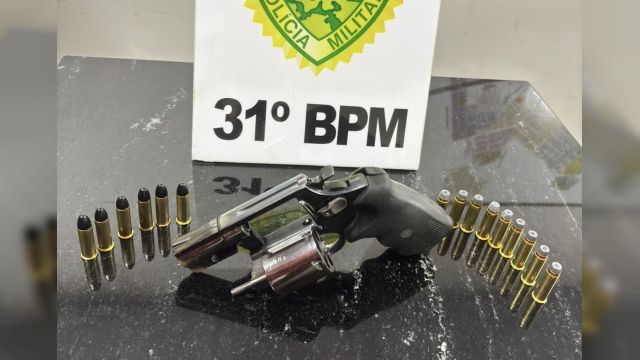 Imagem referente à notícia: Homem é preso com revólver calibre .38 e 15 munições durante operação policial em Corbélia