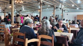 Imagem referente a notícia: Almoço especial reúne idosos de Corbélia com música, dança e homenagens no CTG pelo Dia das Mães