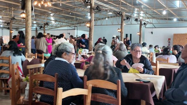 Almoço especial reúne idosos de Corbélia com música, dança e homenagens no CTG pelo Dia das Mães