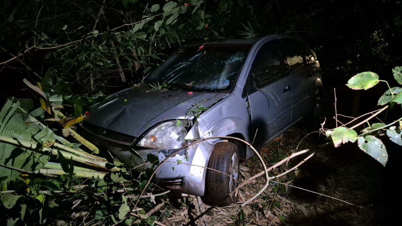 Carro despenca em ribanceira durante a madrugada em Corbélia; motorista fica gravemente ferido