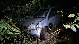 Imagem referente a notícia: Carro despenca em ribanceira durante a madrugada em Corbélia; motorista fica gravemente ferido