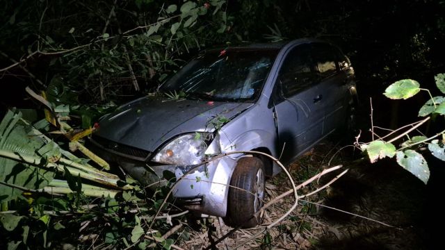 Carro despenca em ribanceira durante a madrugada em Corbélia; motorista fica gravemente ferido