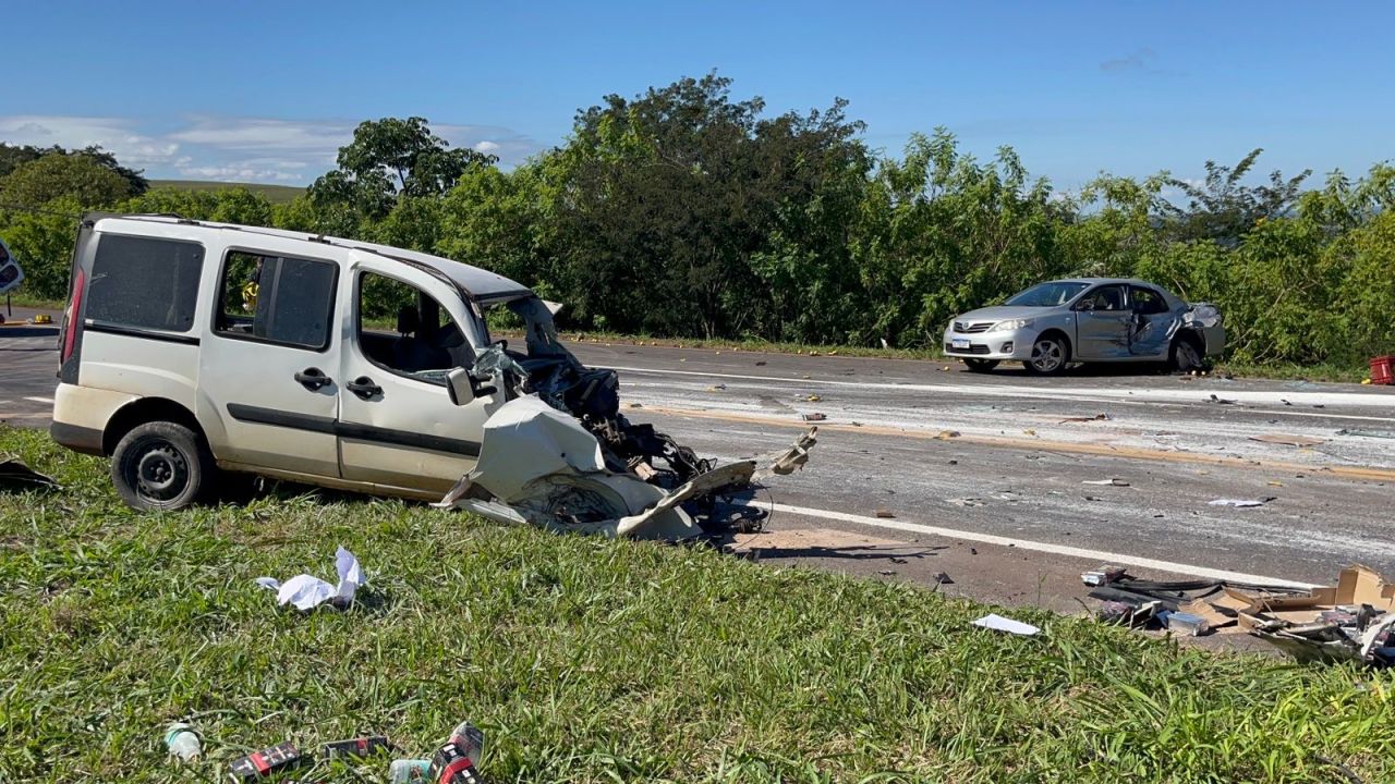 Grave acidente no trevo da PR-239 interdita BR-369 e deixa quatro feridos