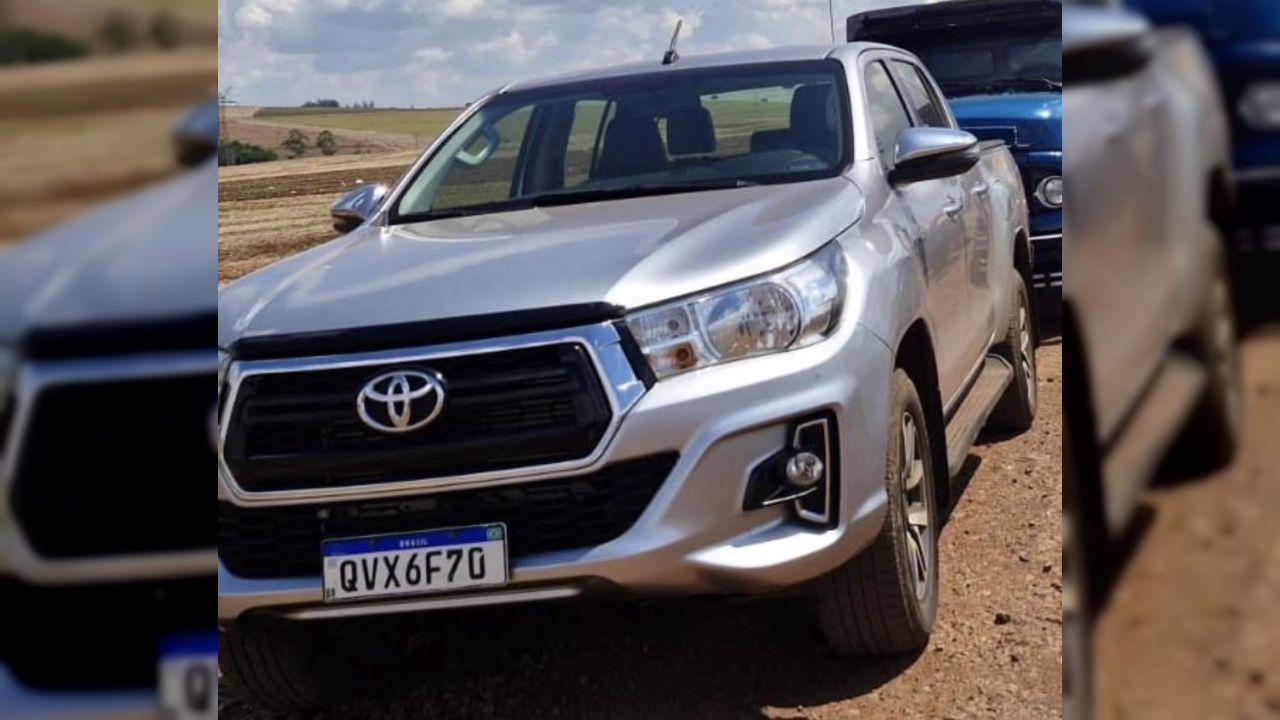 Hilux furtada de residência em Cafelândia é encontrada abandonada dentro de milharal horas depois