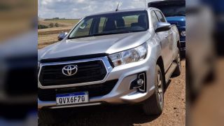 Imagem referente a notícia: Hilux furtada de residência em Cafelândia é encontrada abandonada dentro de milharal horas depois