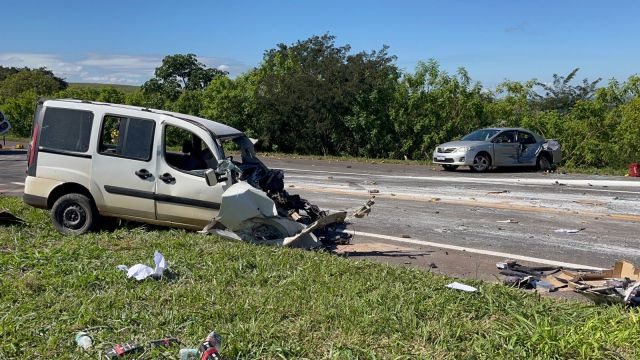 Grave acidente no trevo da PR-239 interdita BR-369 e deixa quatro feridos