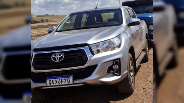 Hilux furtada de residência em Cafelândia é encontrada abandonada dentro de milharal horas depois
