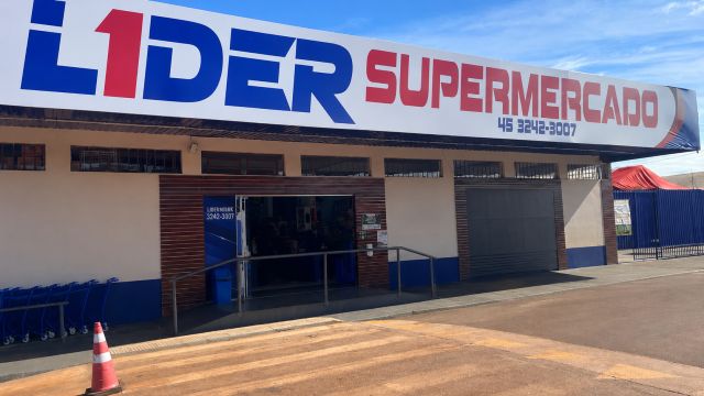 Trio invade supermercado, furta bebidas e provoca grande prejuízo em Corbélia
