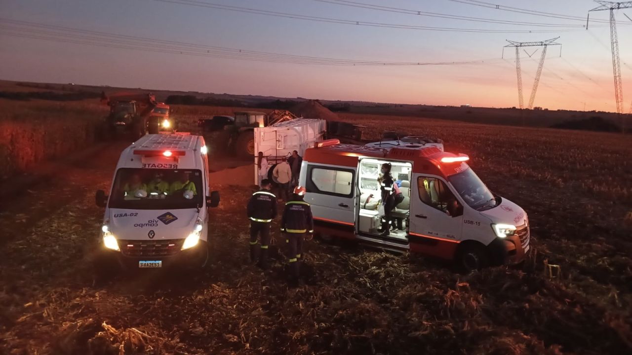 Caminhão tomba durante descarregamento de esterco na comunidade Santa Luzia, em Corbélia