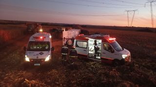 Imagem referente a notícia: Caminhão tomba durante descarregamento de esterco na comunidade Santa Luzia, em Corbélia