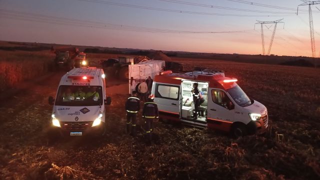 Caminhão tomba durante descarregamento de esterco na comunidade Santa Luzia, em Corbélia
