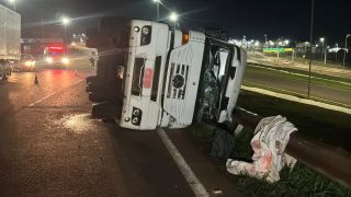 Imagem referente a notícia: Caminhão carregado com congelados tomba no Trevo Cataratas e motorista fica ferido em Cascavel