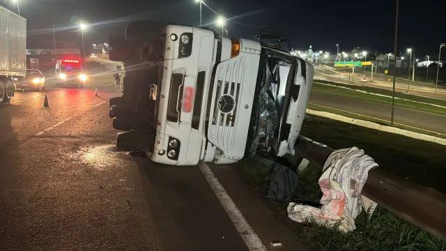 Imagem referente à notícia: Caminhão carregado com congelados tomba no Trevo Cataratas e motorista fica ferido em Cascavel