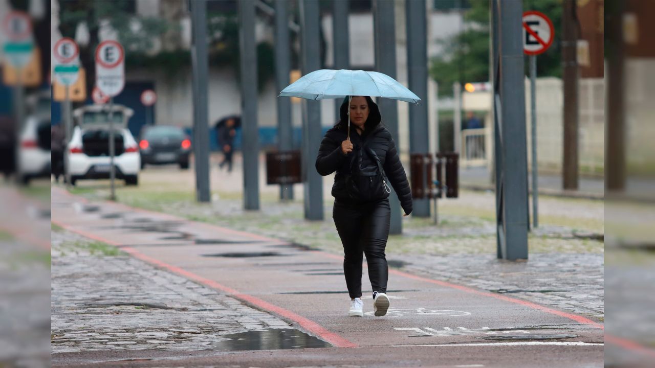Duas novas frentes frias em três dias vão trazer chuva novamente ao Paraná