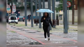 Imagem referente a notícia: Duas novas frentes frias em três dias vão trazer chuva novamente ao Paraná