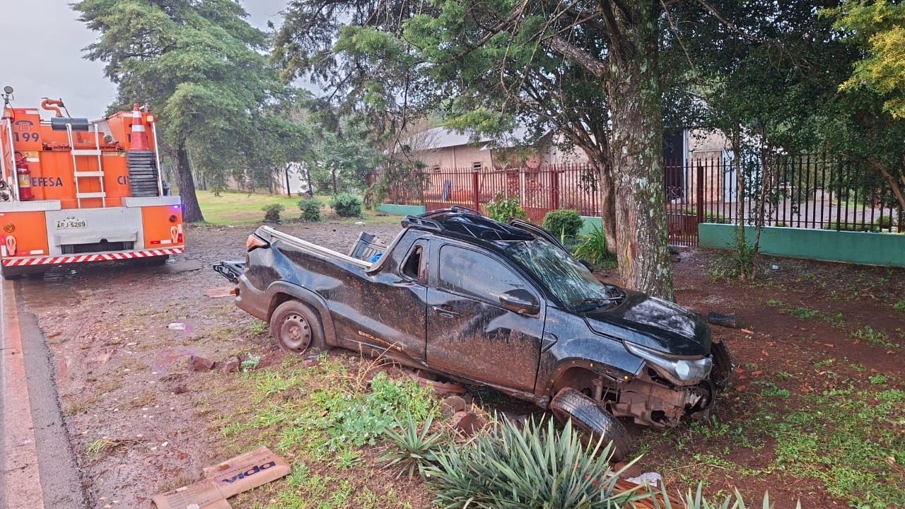 Capotamento de Fiat Strada deixa motorista ferido na PR-573, próximo a Corbélia