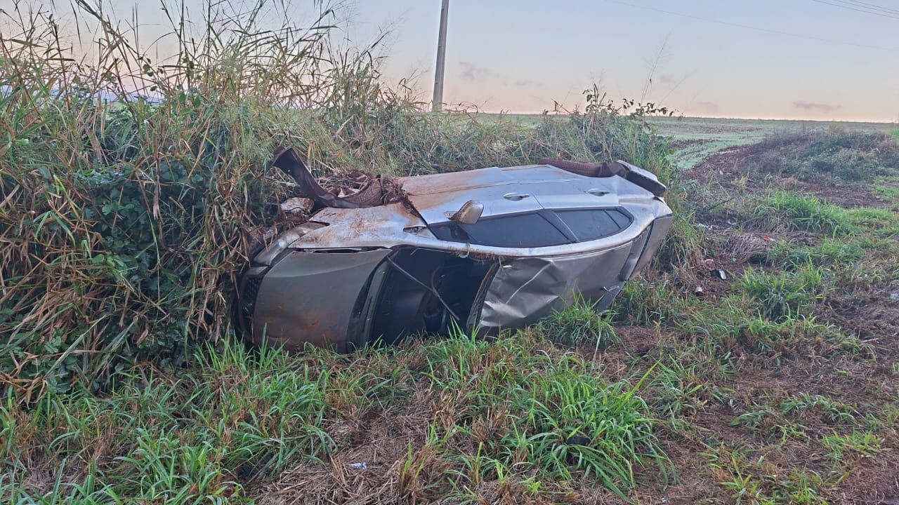 Honda Civic capota na BR-369 em Corbélia; motorista fica ferido