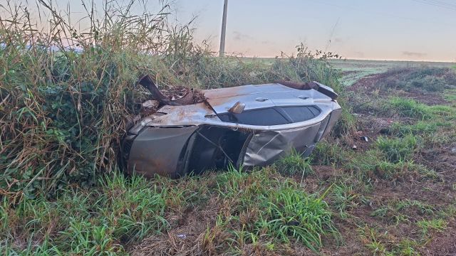 Honda Civic capota na BR-369 em Corbélia; motorista fica ferido