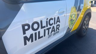 Imagem referente a notícia: Hilux roubada é encontrada escondida em matagal na área rural de Corbélia