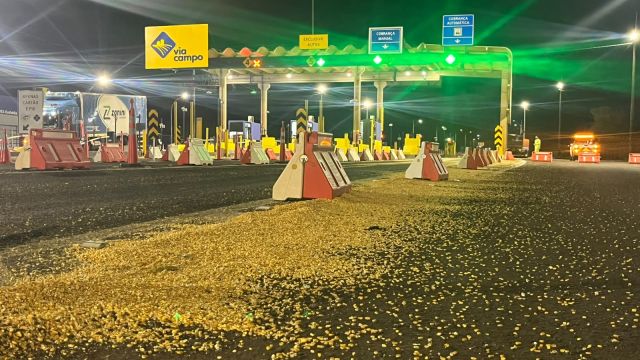 Pneu estoura em carreta e cerca de 3 toneladas de milho ficam espalhadas na BR-369, em Corbélia