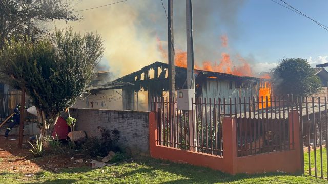 Casa é destruída por incêndio em Corbélia; ação rápida evita que fogo atinja imóveis vizinhos