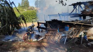 Imagem referente a notícia: Galpão de madeira é destruído por incêndio na zona rural de Corbélia