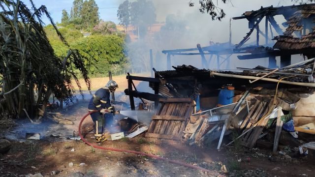 Galpão de madeira é destruído por incêndio na zona rural de Corbélia