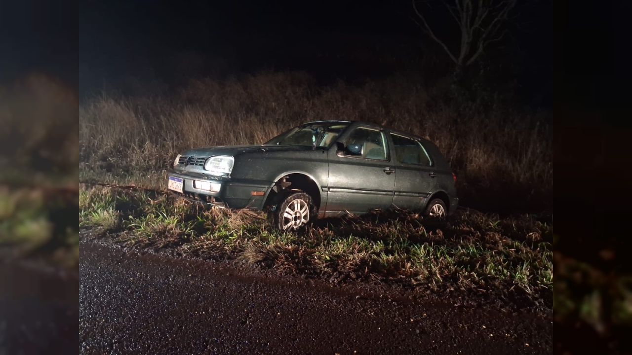 Golf é encontrado abandonado após sair da pista na BR-369 em Corbélia durante a madrugada