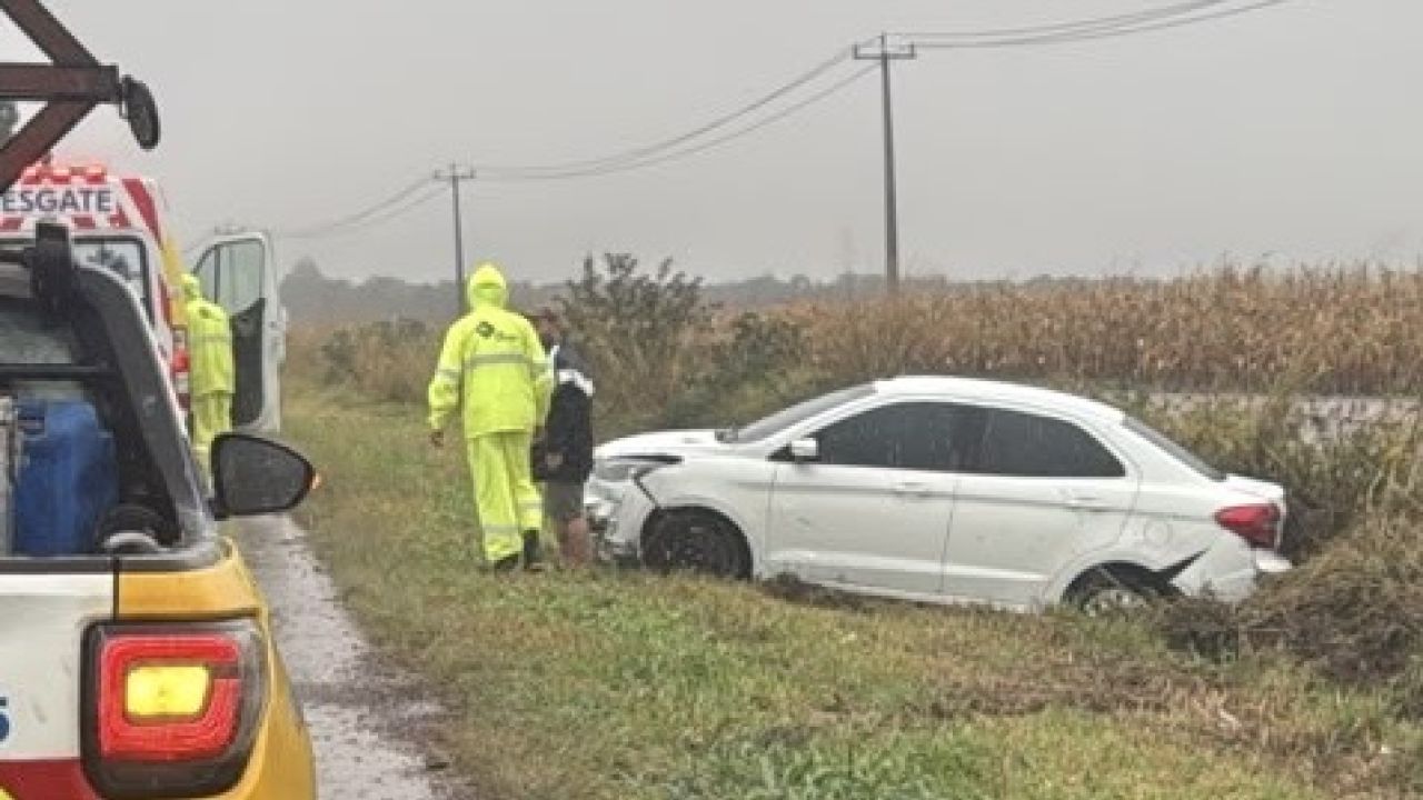 Ford Ka sai da pista e bate em barranco na BR-369, em Cascavel