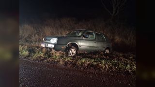 Imagem referente a notícia: Golf é encontrado abandonado após sair da pista na BR-369 em Corbélia durante a madrugada