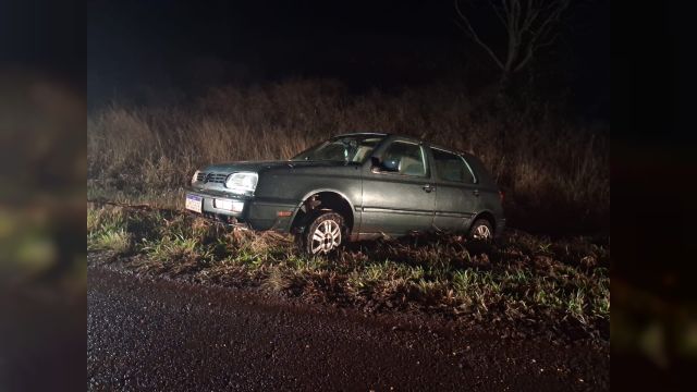 Golf é encontrado abandonado após sair da pista na BR-369 em Corbélia durante a madrugada