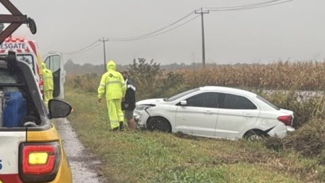 Ford Ka sai da pista e bate em barranco na BR-369, em Cascavel