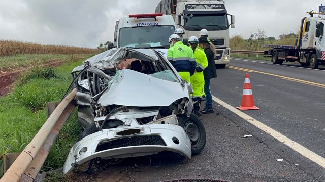 Motorista morre após carro rodar na pista e atingir carreta na BR-369, em Corbélia